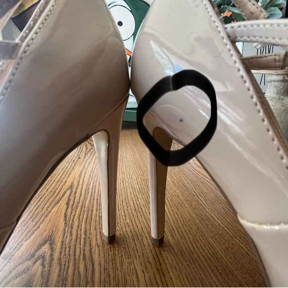 Guess Leather T Strapped and Ankle Strapped Heel, Size 8, EUC - Picture 6 of 12